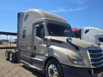  Salvage Freightliner Cascadia 1