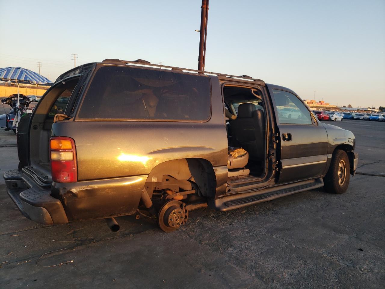 Chevrolet Suburban C1500 Image 4