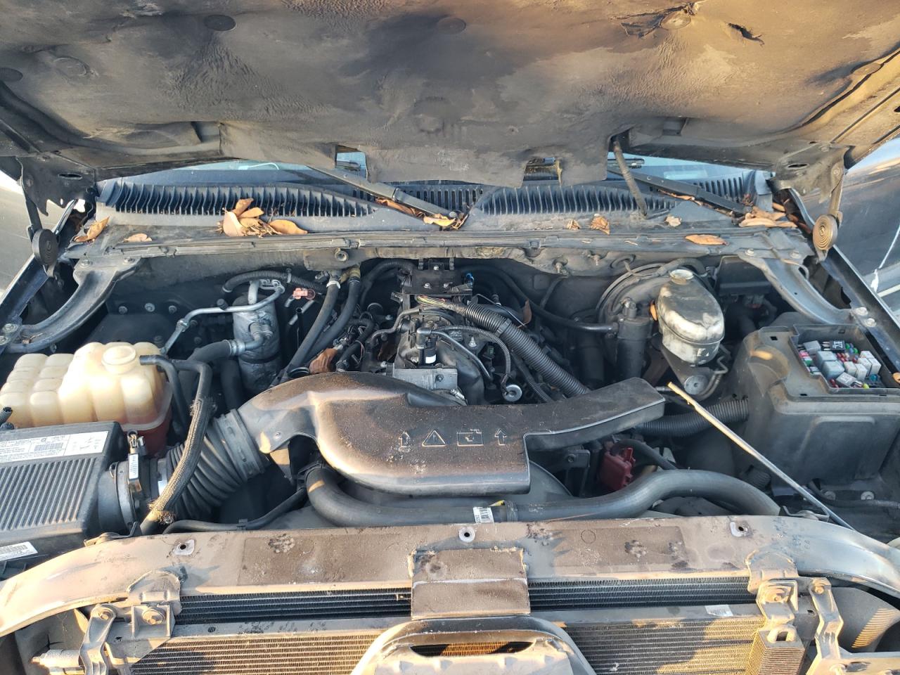 Chevrolet Suburban C1500 Image 13