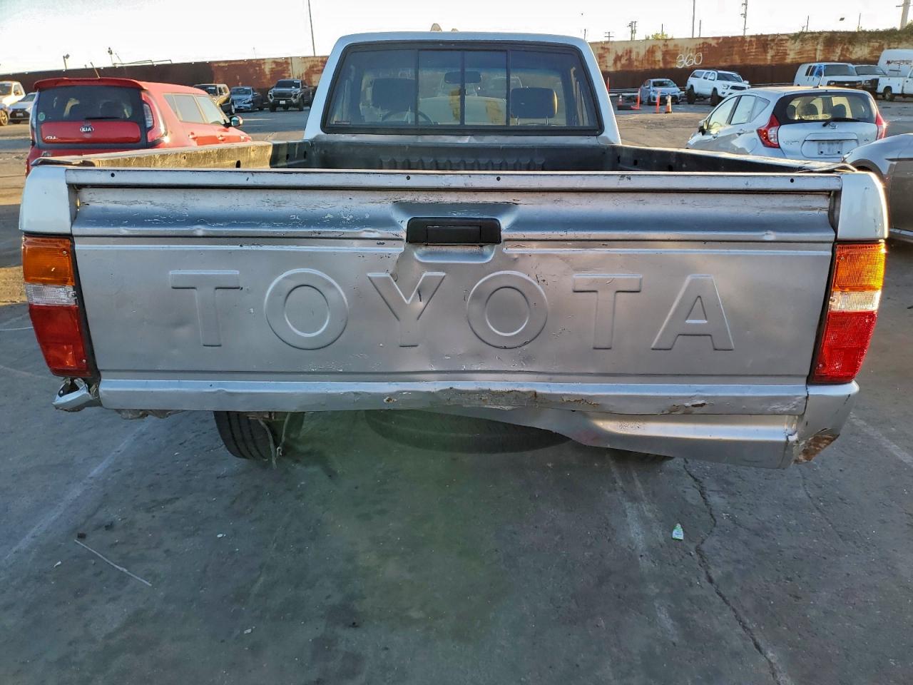 Toyota Pickup Xtracab Rn70 Dlx Image 2