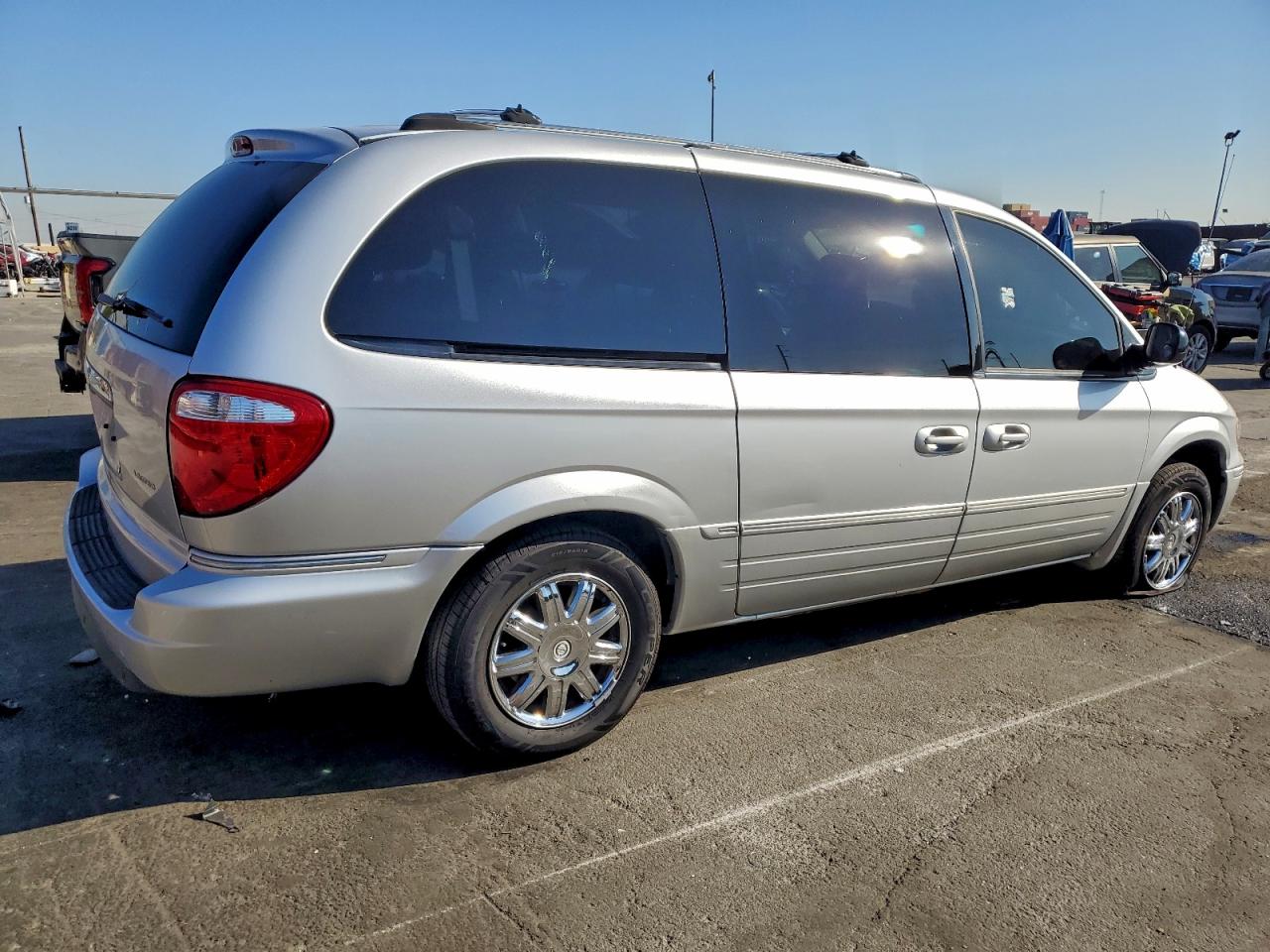 Chrysler Minivan Limited Image 12