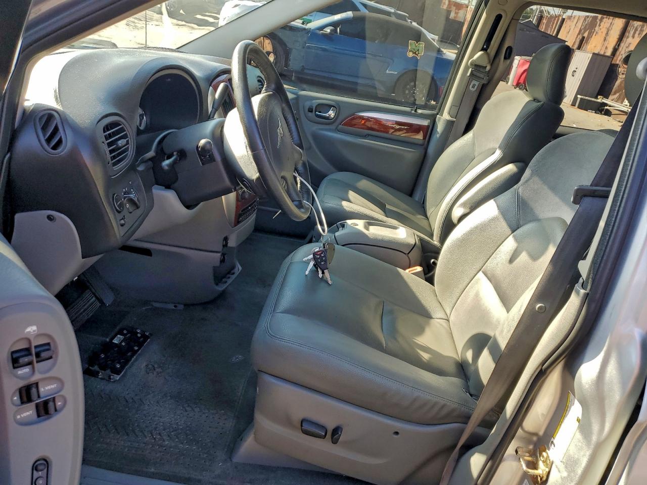 Chrysler Minivan Limited Image 6