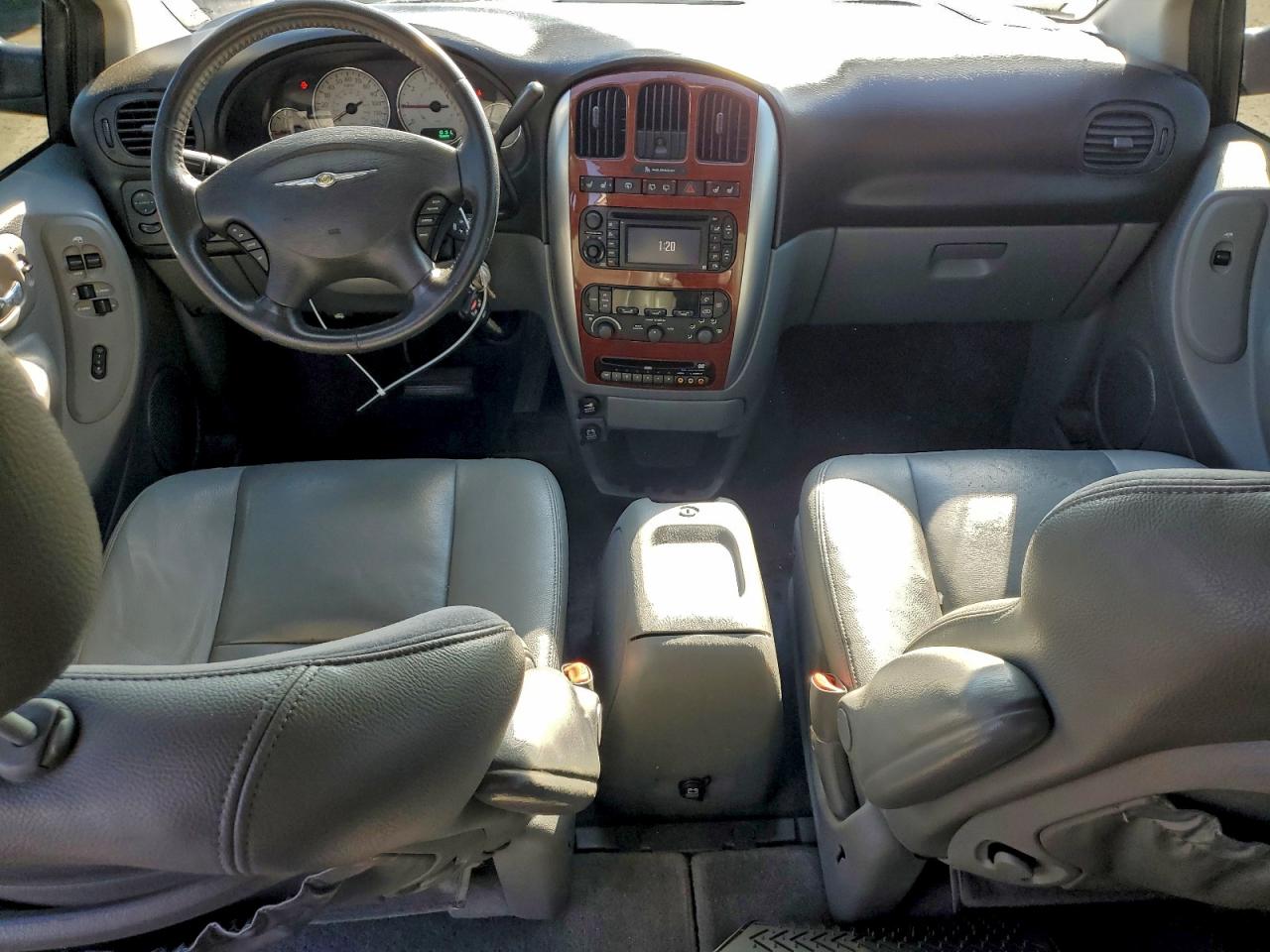 Chrysler Minivan Limited Image 4