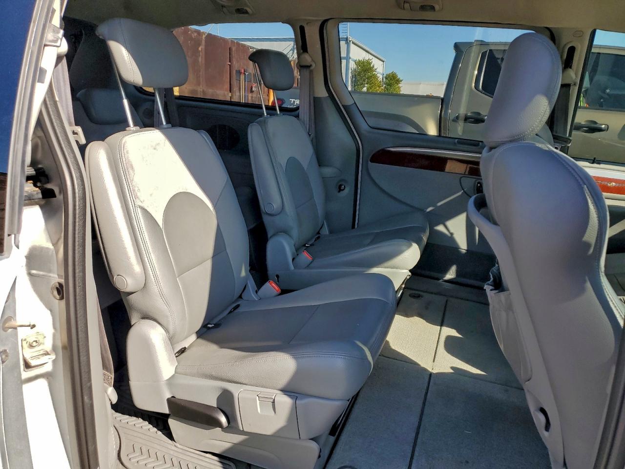 Chrysler Minivan Limited Image 7