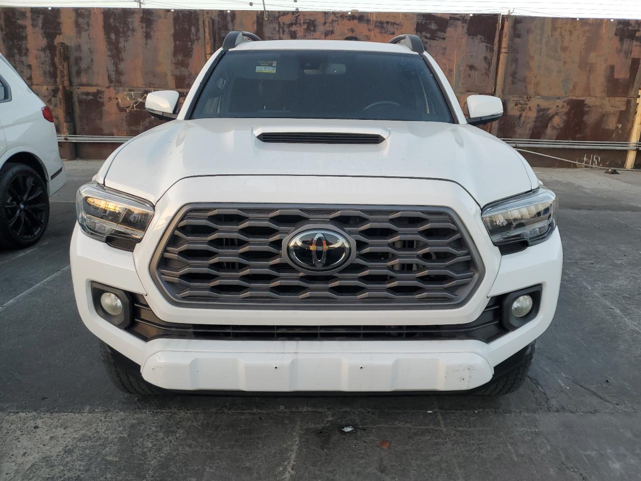 Toyota Tacoma Double Cab Image 2