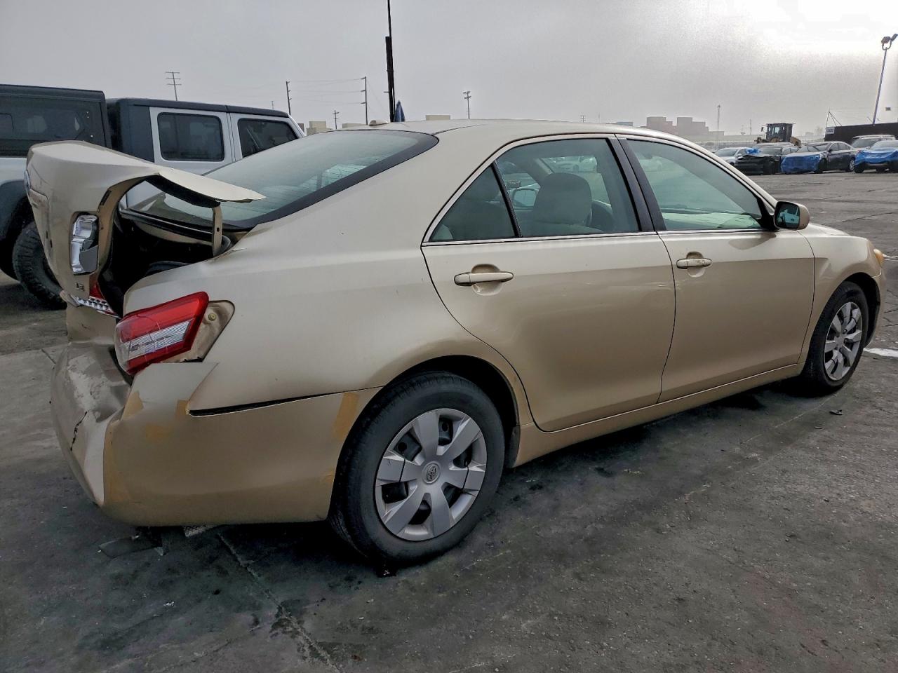Toyota Camry Base Image 10
