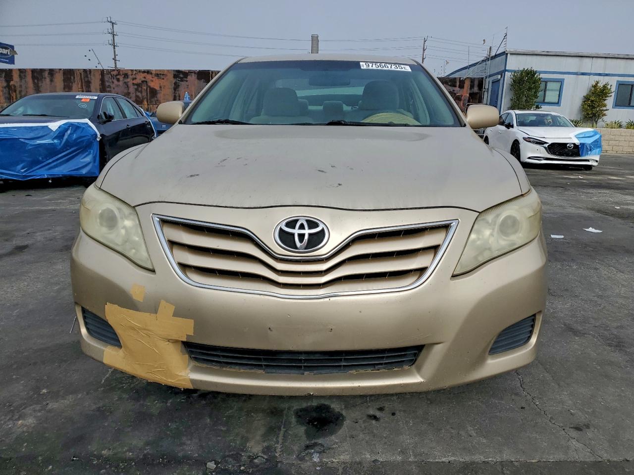 Toyota Camry Base Image 3