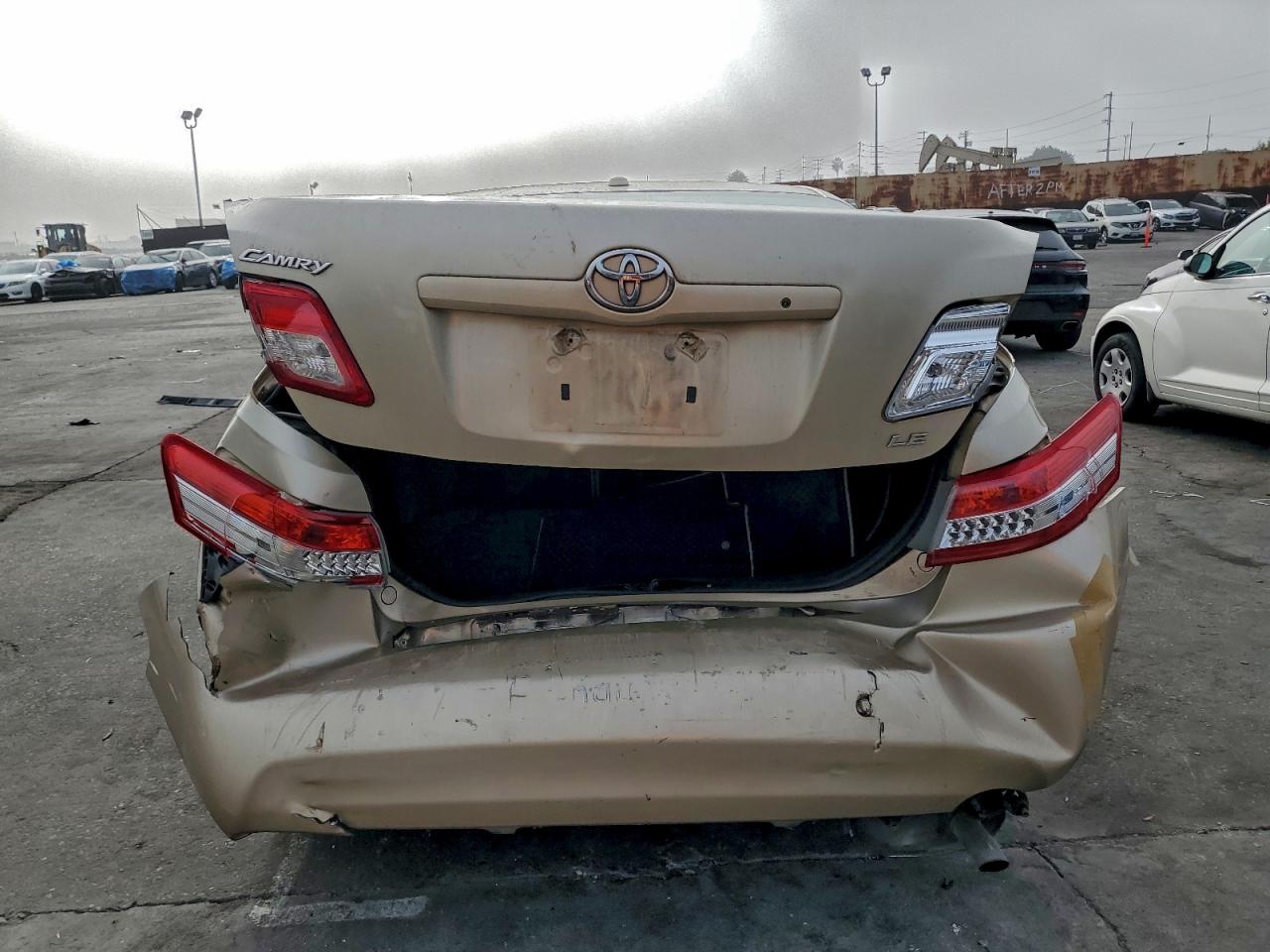 Toyota Camry Base Image 7