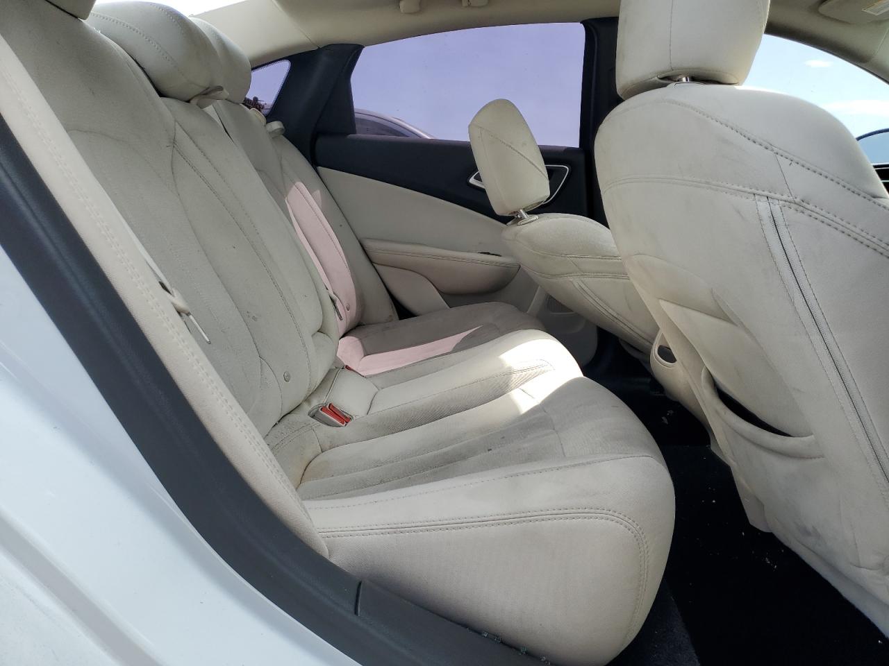 Chrysler 200 Limited Image 9