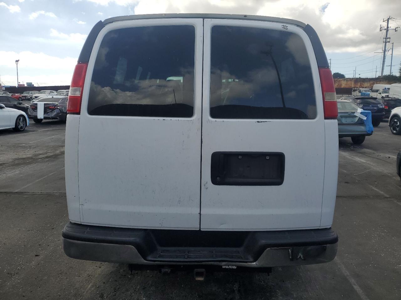 Chevrolet Express Lt Image 12