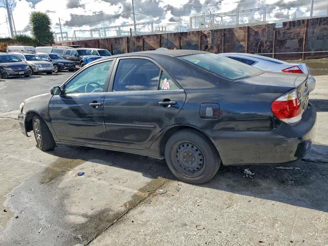 Toyota Camry Le Image 2