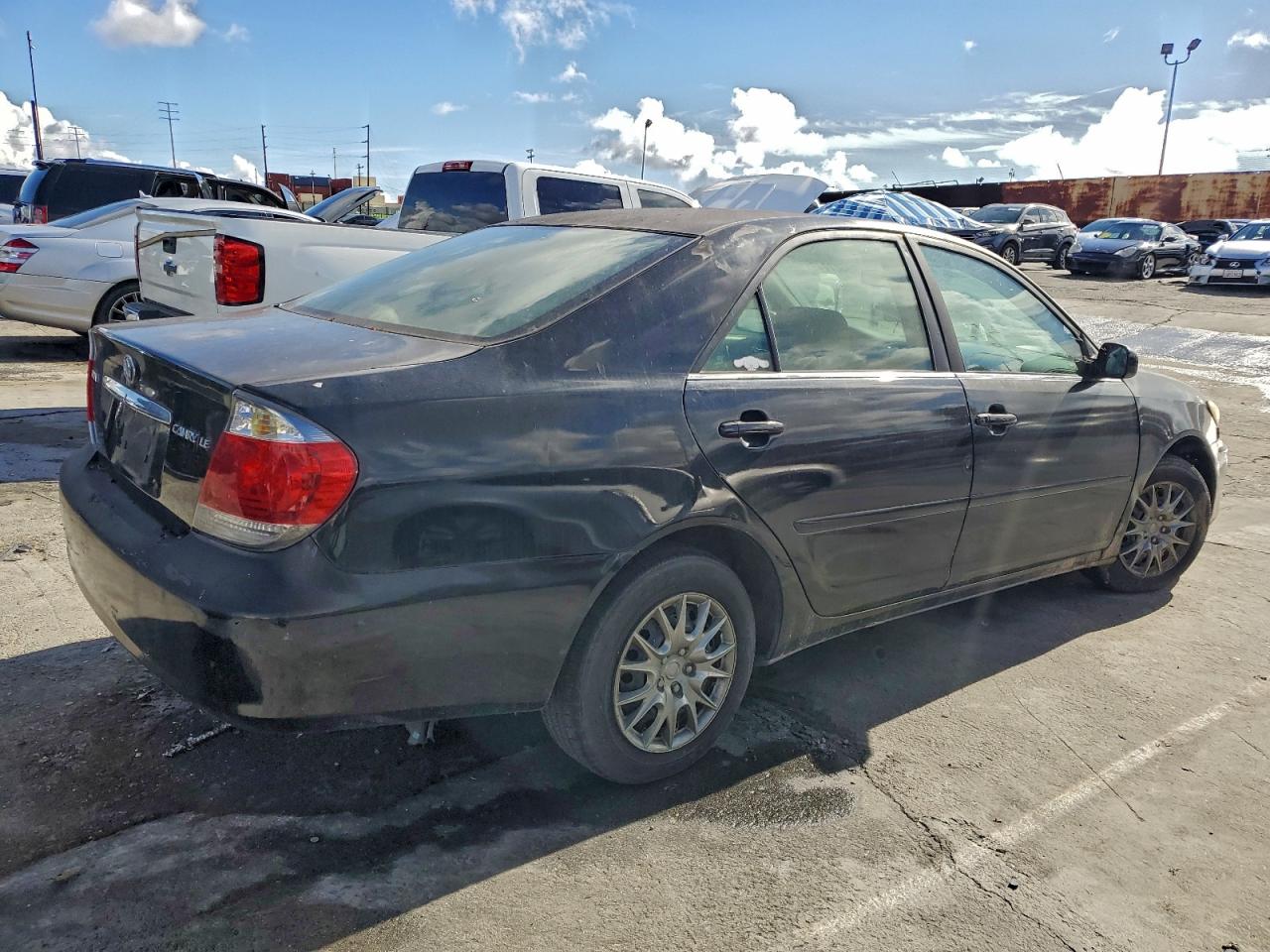 Toyota Camry Le Image 3