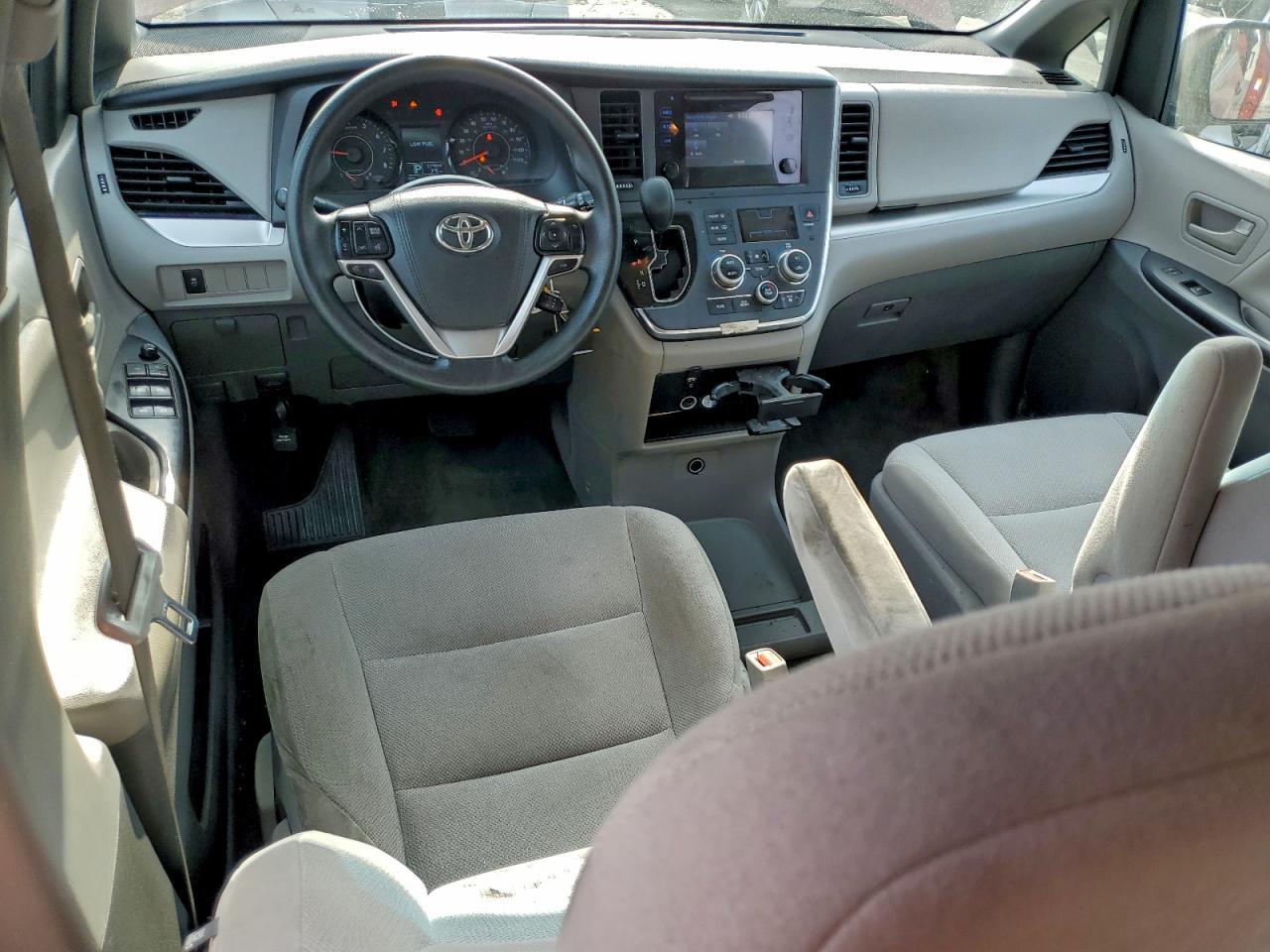 Toyota Sienna Image 13