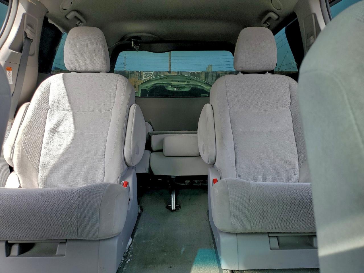 Toyota Sienna Image 4