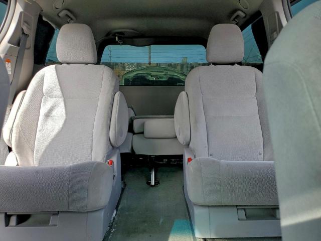 Toyota Sienna Image 4