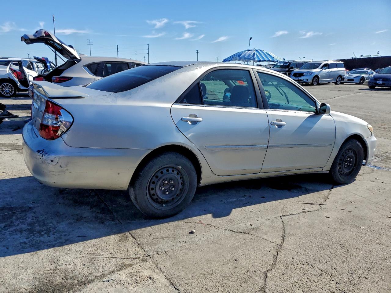 Toyota Camry Le Image 3