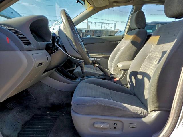 Toyota Camry Le Image 10