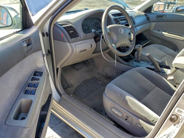 Toyota Camry Le Image 6