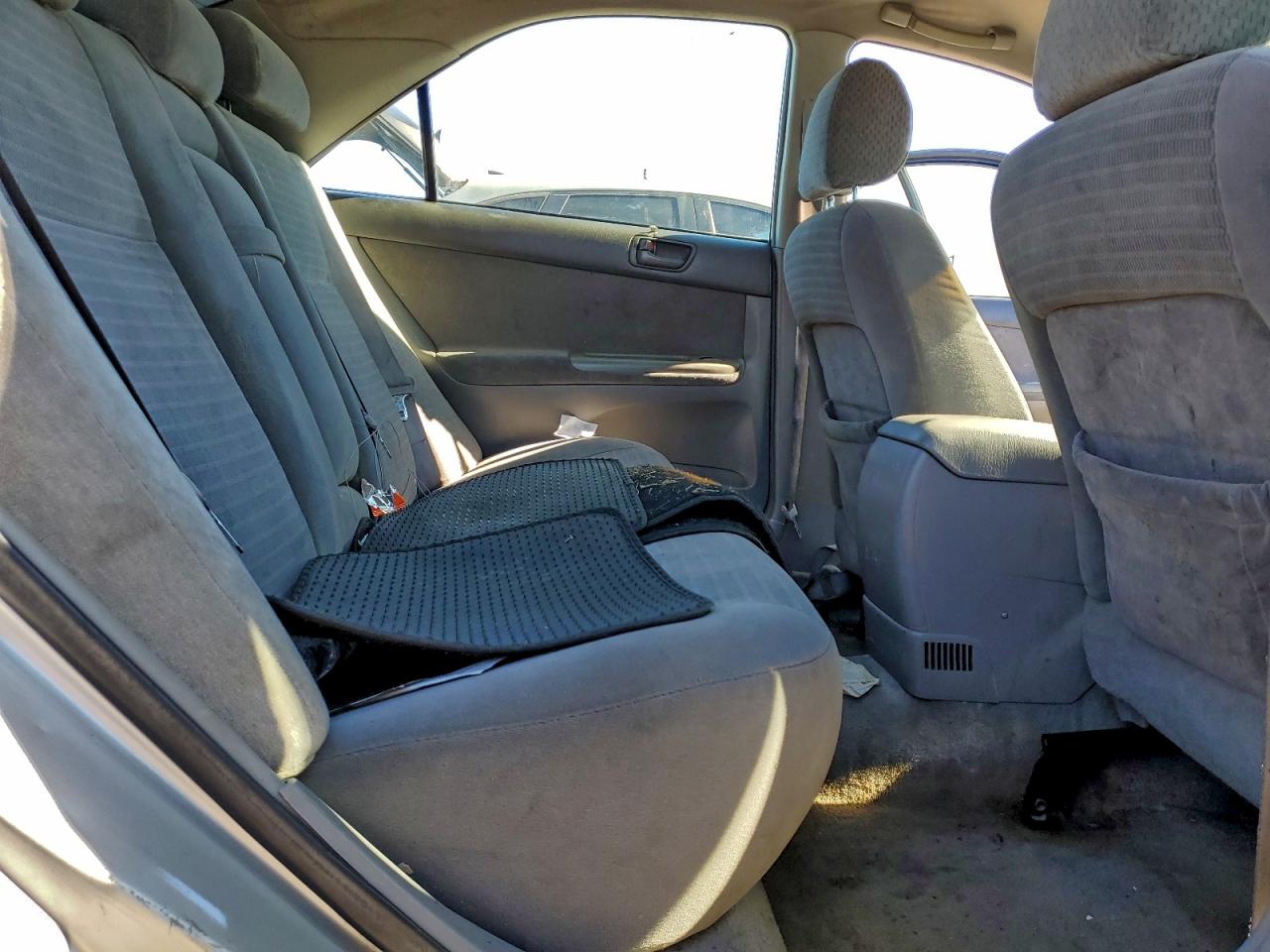 Toyota Camry Le Image 12