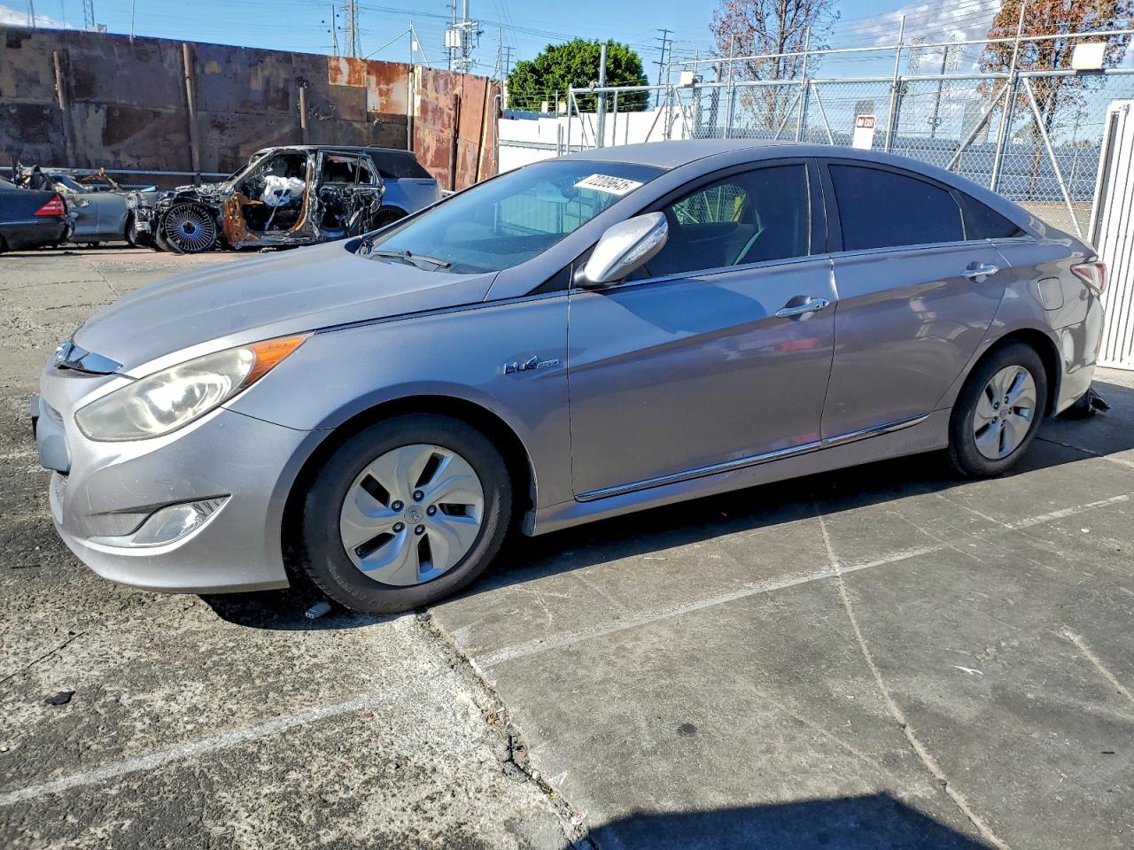 Hyundai SONATA Hybrid Image 1