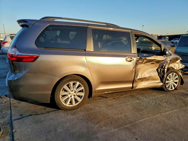 Toyota Sienna Xle Image 2