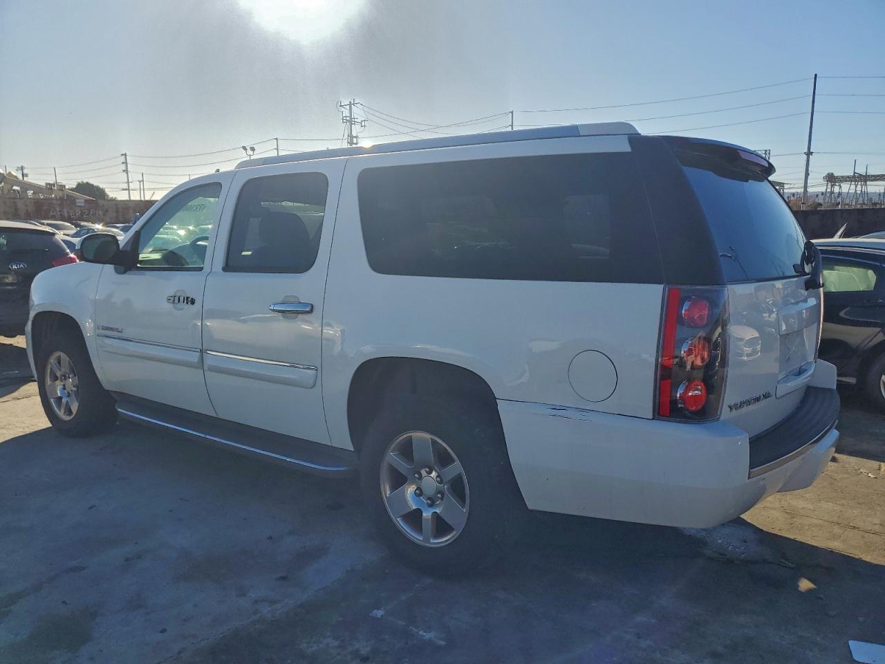 GMC Yukon Denali Image 3