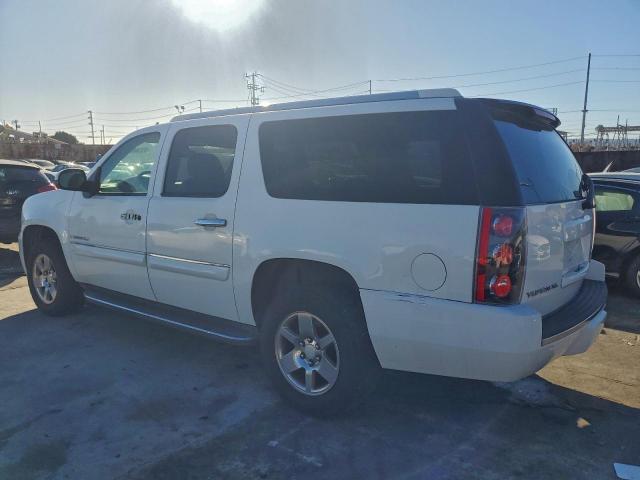 GMC Yukon Denali Image 3