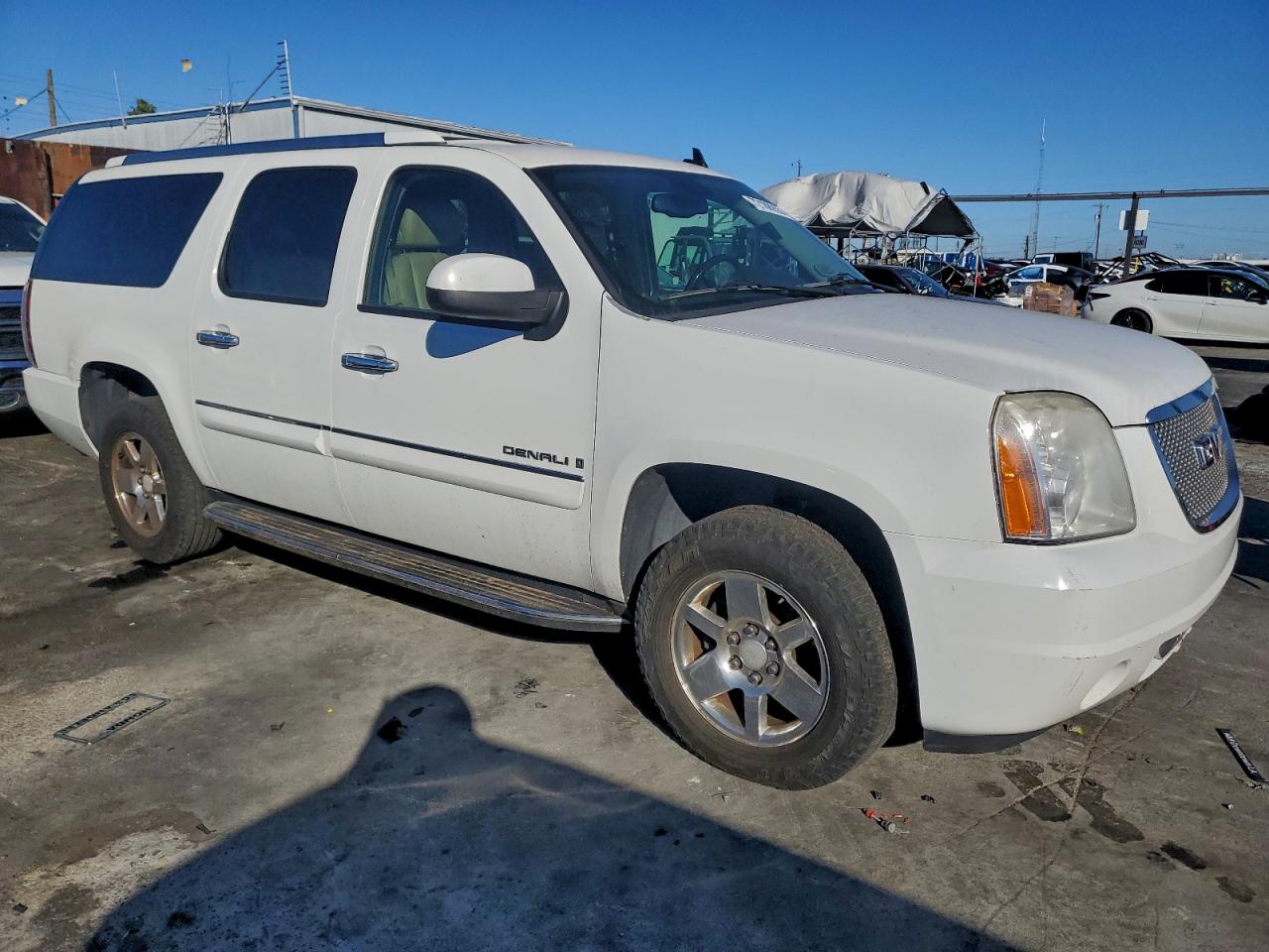 GMC Yukon Denali Image 4