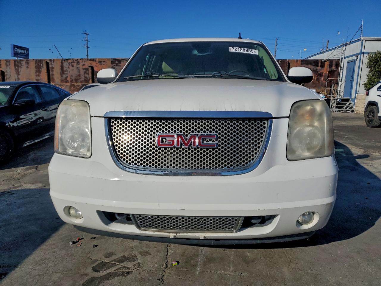 GMC Yukon Denali Image 5