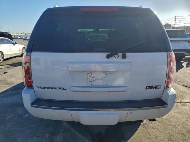 GMC Yukon Denali Image 13