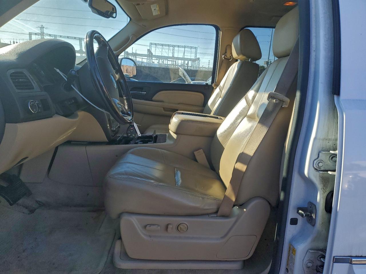 GMC Yukon Denali Image 6