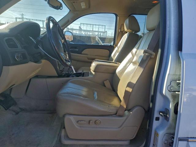 GMC Yukon Denali Image 6