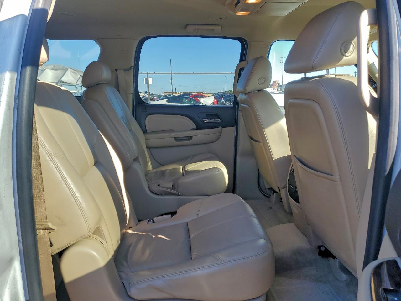 GMC Yukon Denali Image 10