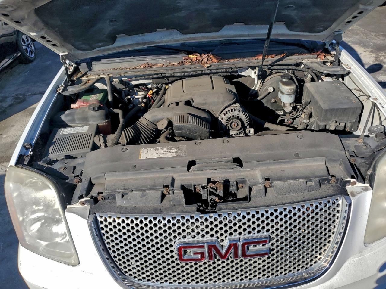 GMC Yukon Denali Image 9