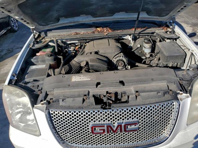 GMC Yukon Denali Image 9