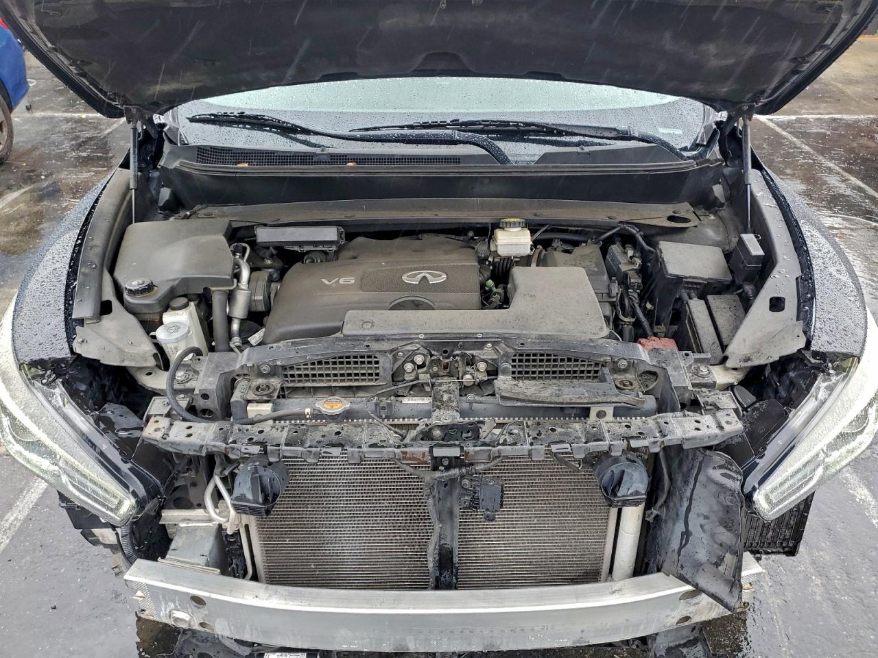 INFINITI Qx Luxe Image 2