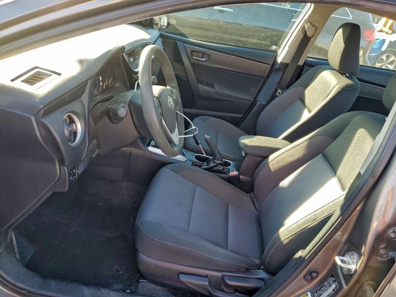 Toyota Corolla L Image 11