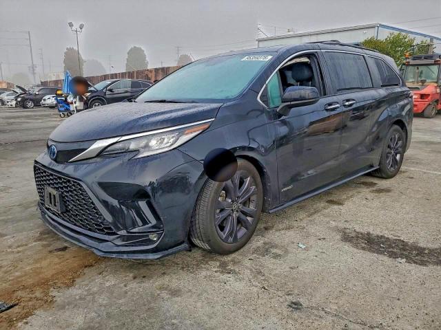  Salvage Toyota Sienna