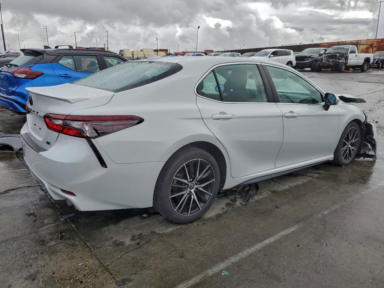 Toyota Camry Se Image 3