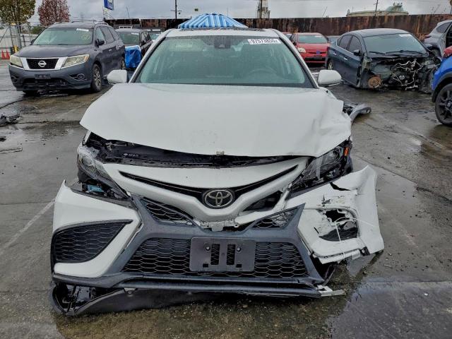 Toyota Camry Se Image 6