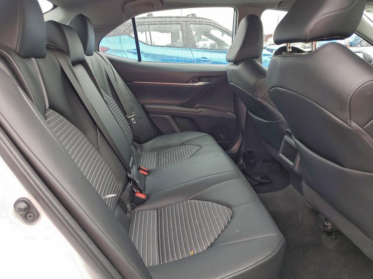 Toyota Camry Se Image 8