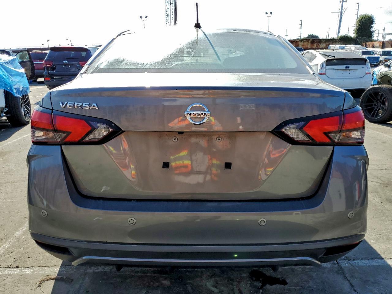 Nissan Versa S Image 8