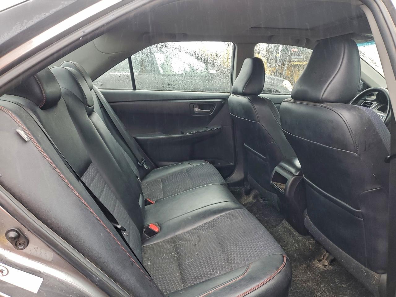 Toyota Camry Le Image 9