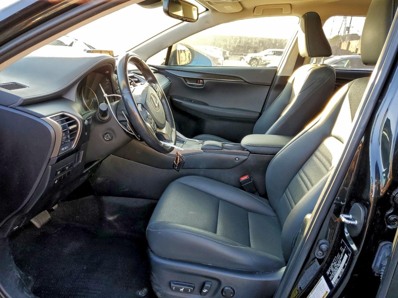 Lexus NX 300h Image 12